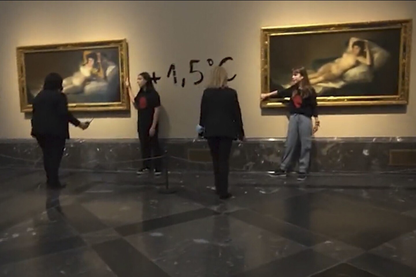 Dos activistas se pegan a "La maja desnuda" y a "La maja vestida" del Prado