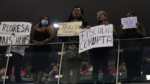 Familiares de victimas de feminicidio protestan durante la comparecencia del Fiscal de Justicia de Morelos en el Congreso.