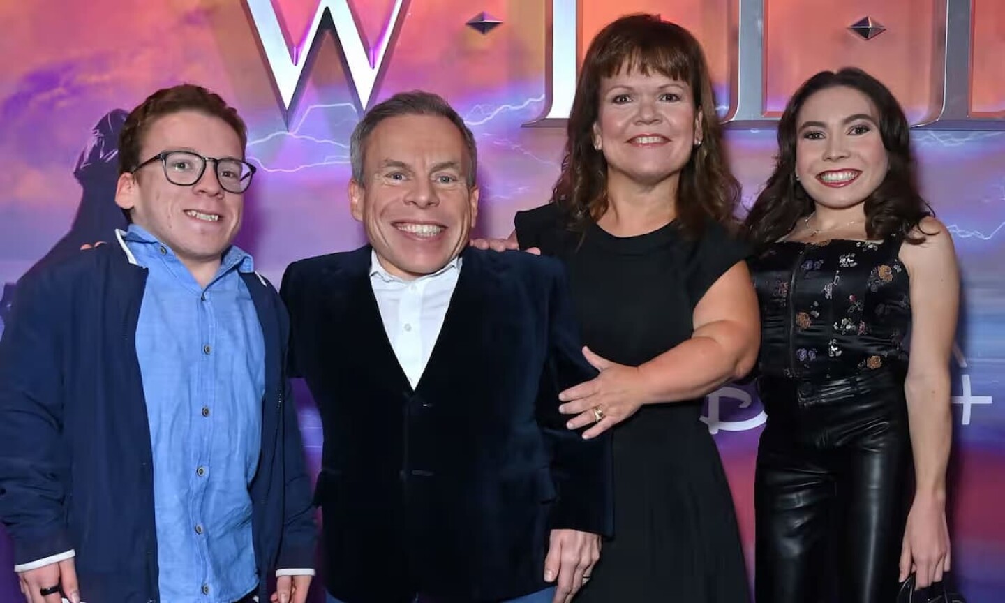 Warwick Davis y su esposa, Samantha, en el centro, con su hijo Harrison, a la izquierda, y su hija Annabelle en Londres en 2022. Foto: Anthony Harvey/Rex/Shutterstock