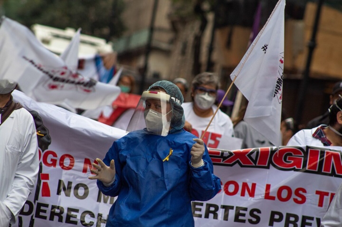 Con batas, caretas y portando cubrebocas, trabajadores de la salud se manifestaron para exigir la liberación del Doctor Gerardo Grajales Yuca, detenido en Chiapas por presunto "abuso de poder".