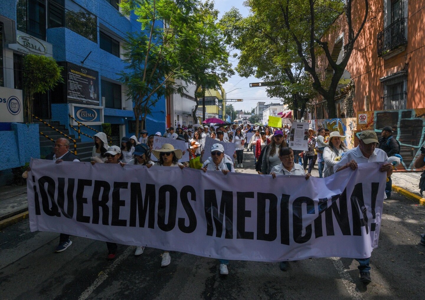 Marcha ¡Queremos medicina! en Toluca