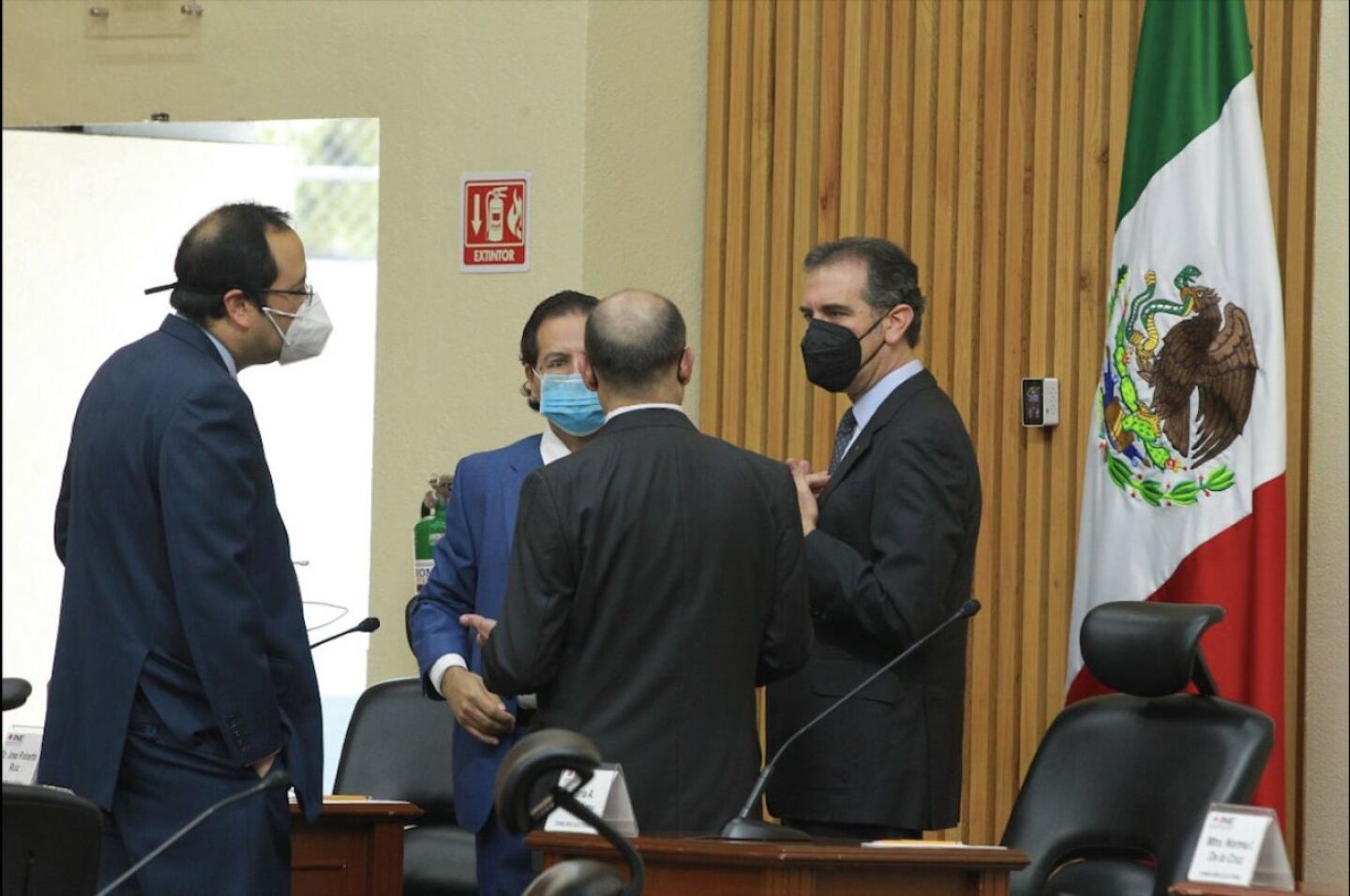 Lorenzo Córdova Vianello, consejero presidente del INE, conversa con los consejeros electorales José Roberto Ruiz y Ciro Murayama durante la sesión extraordinaria.