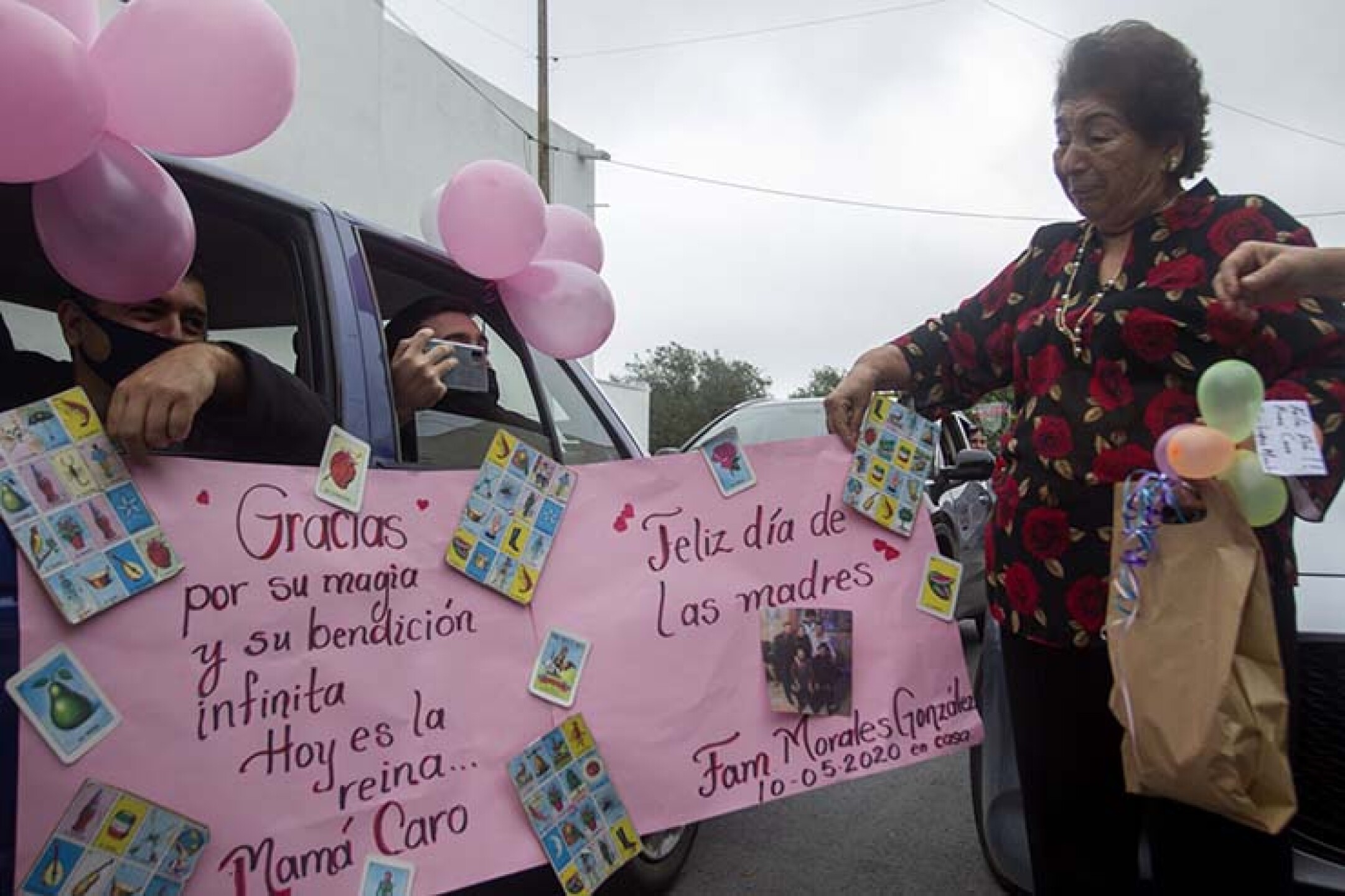 MONTERREY, NUEVO LEÓN 10MAYO2020.- Ante la imposibilidad de realizar festejos por la cuarentena derivada del Covid-19; realizar caravanas en automóviles para felicitar a las madres y abuelas en el día de las madres se ha vuelto una opción en la ciudad