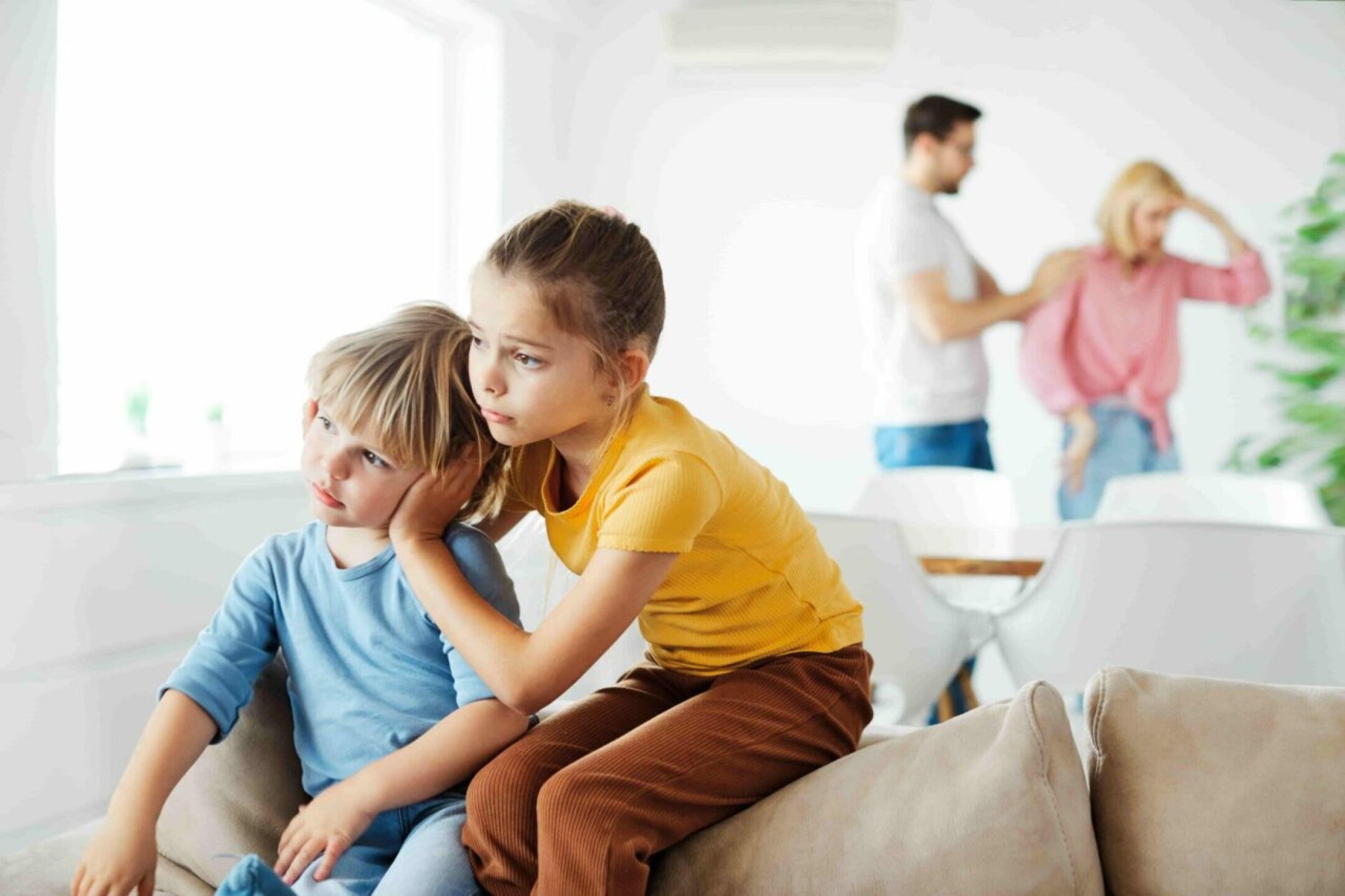 child-family-sad-parent-mother-conflict-father-pro-2022-10-20-01-42-20-utc-1-1280x853
