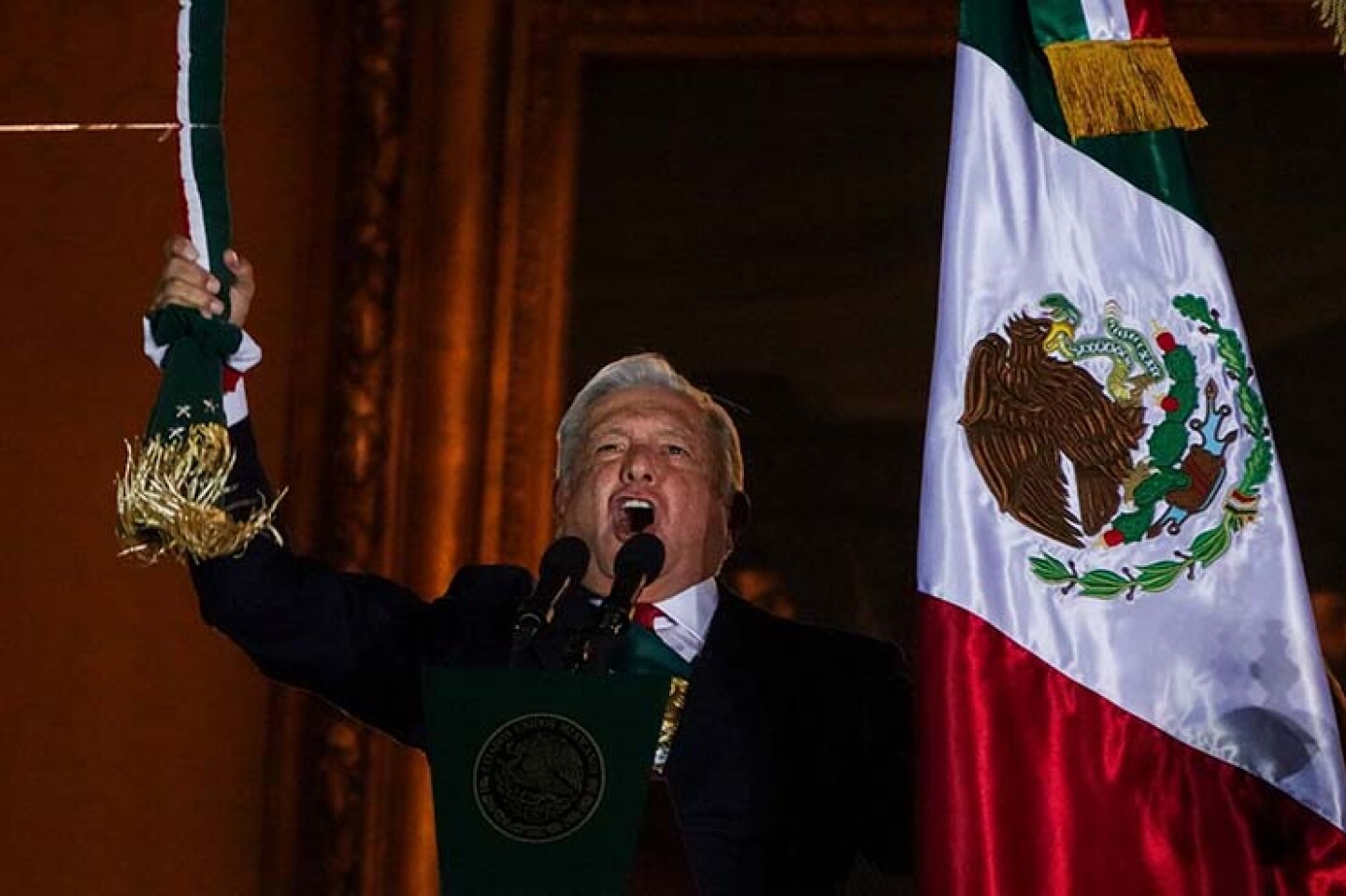 Andrés Manuel López Obrador y Beatríz Gutiérrez Müller durante el grito de Independencia del 211 aniversario del inicio de la Independencia de México.