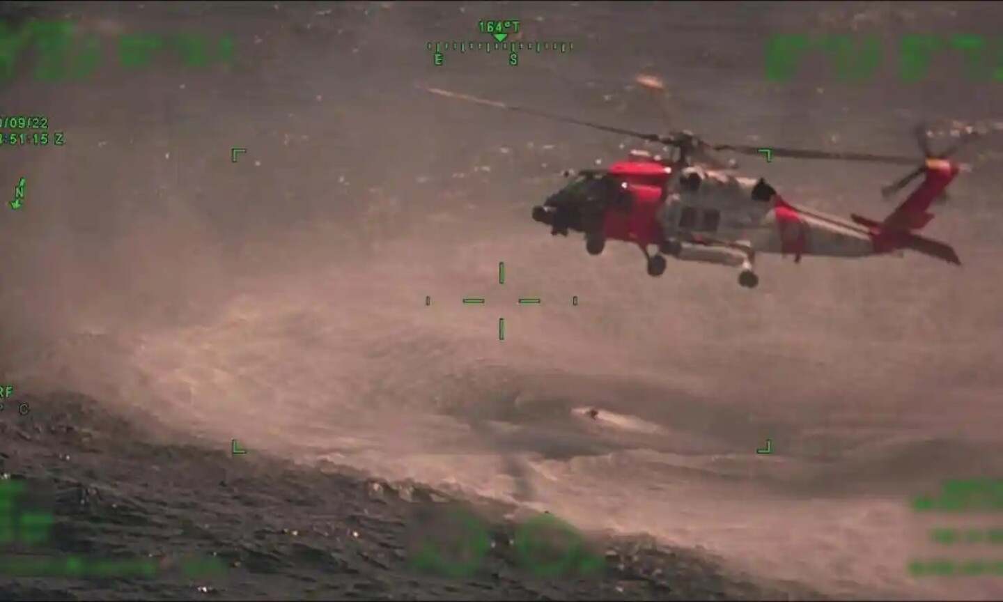 trio_bote_hundido_golfo_méxico_luchar_tiburón