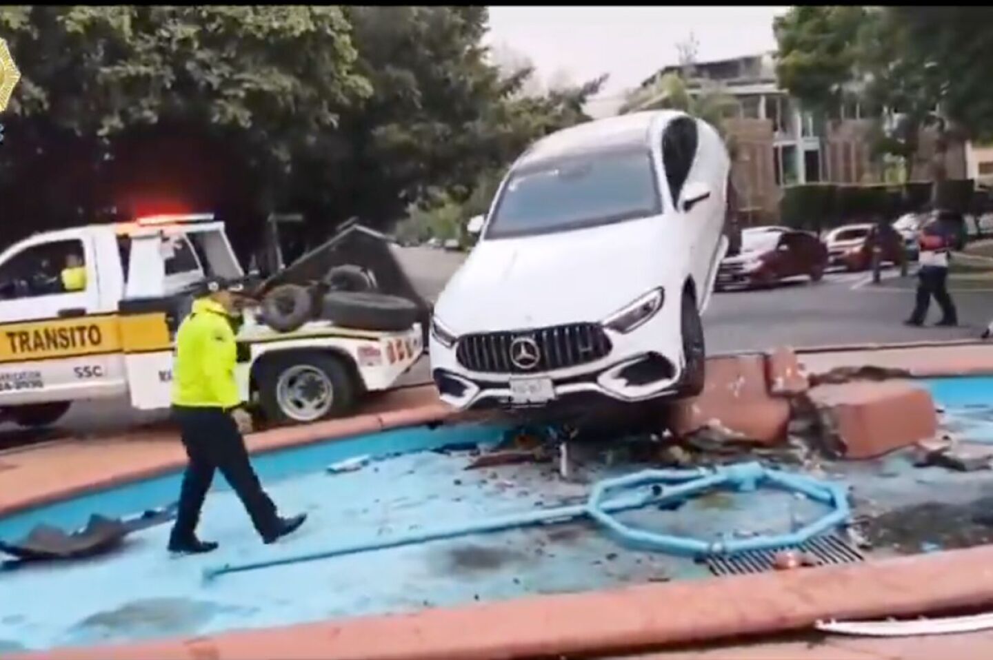 conductor-se-queda-dormido-y-termina-con-su-camioneta-de-lujo-dentro-de-fuente-en-polanco-video