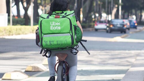 Jóvenes trabajadores de la plataforma UBER Eats