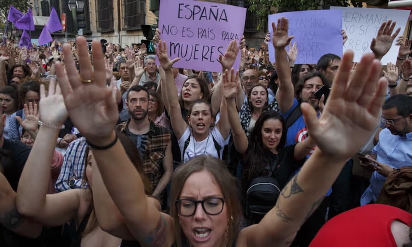 Rebajan la pena a un violador de la “manada de lobos” española gracias a una ley fallida