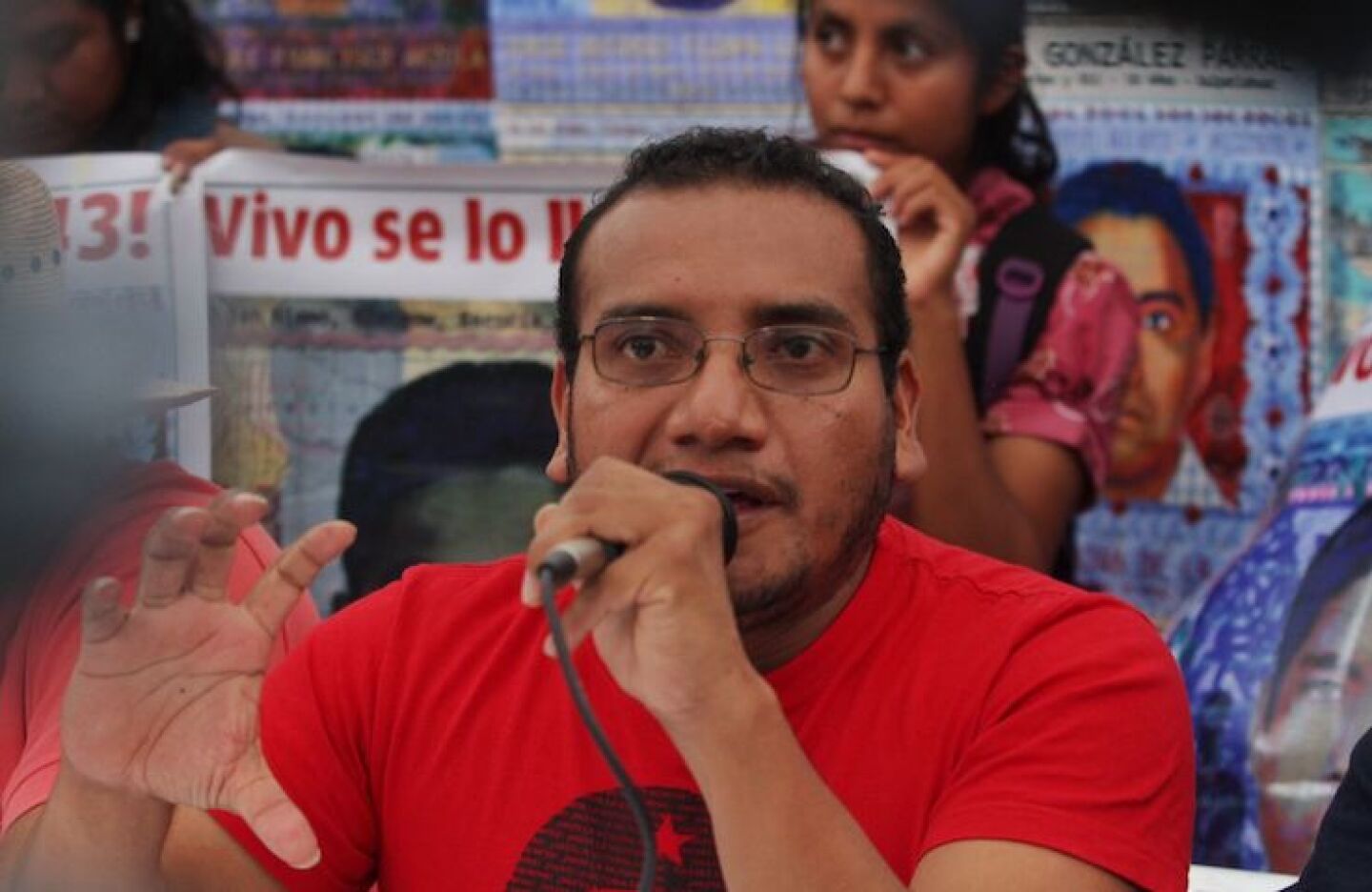 CIUDAD DE MÉXICO, 14ABRIL2016.- En la imagen, Vidulfo Rosales, abogado de los 43 padres de los desparecidos de Ayotzinapa durante la conferencia. Padres de los 43 estudiantes desaparecidos de la Escuela Normal Rural de Ayotzinapa ofrecieron una conferencia en donde mencionaron algunos detalles de la reunión que sostuvieron con la procuradora Arely Gómez al interior de la PGR. Mencionaron que exigieron una reunión con el secretario de Gobernación, Miguel Ángel Osorio Chong y se mostraron aún en contra de la "verdad histórica" que manejan oficialmente. Al finalizar, los padres de familia permanecieron en el plantón que mantienen desde hace más de un año frente a las instalaciones de la Procuraduría. FOTO: MARÍA JOSÉ MARTÍNEZ /CUARTOSCURO.COM