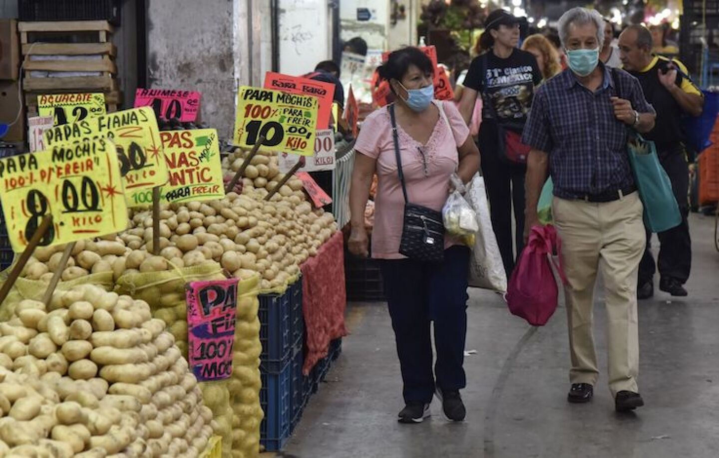 Pese a la contingencia sanitaria por coronavirus (covid-19) en el país, la actividad en la Central de Abasto continúa desarrollándose de forma normal en donde cientos de personas asisten a realizar sus compras.