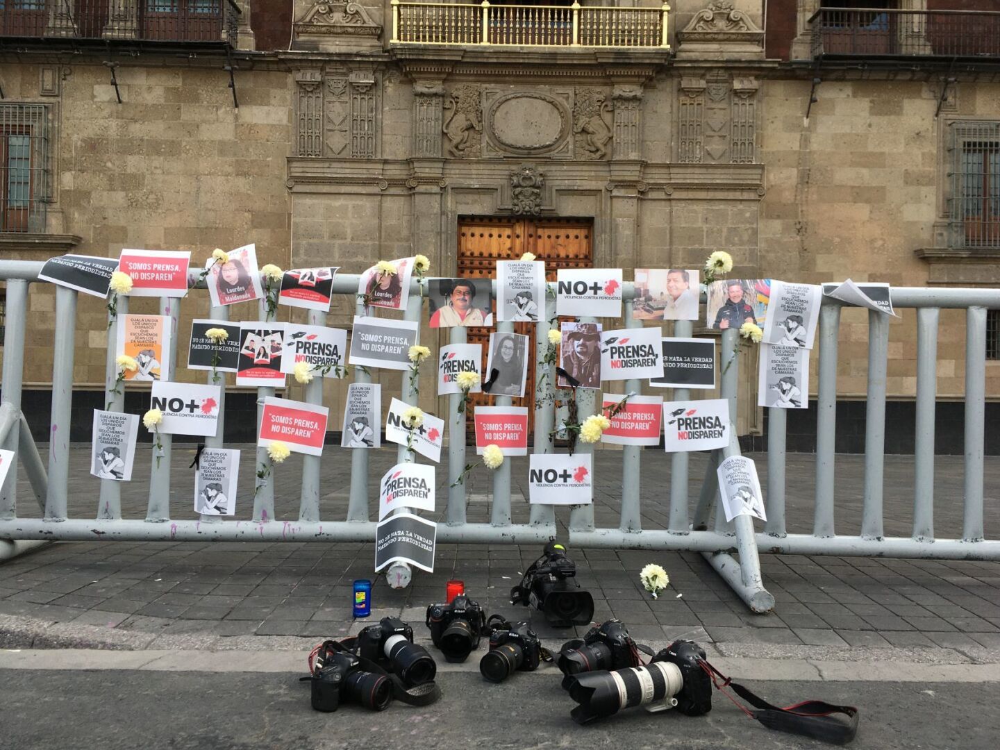 Durante la conferencia matutina, periodistas colocaron un memorial de manera pacifica en las vallas frente a la puerta Mariana de Palacio Nacional esto por los asesinatos de periodistas en México.