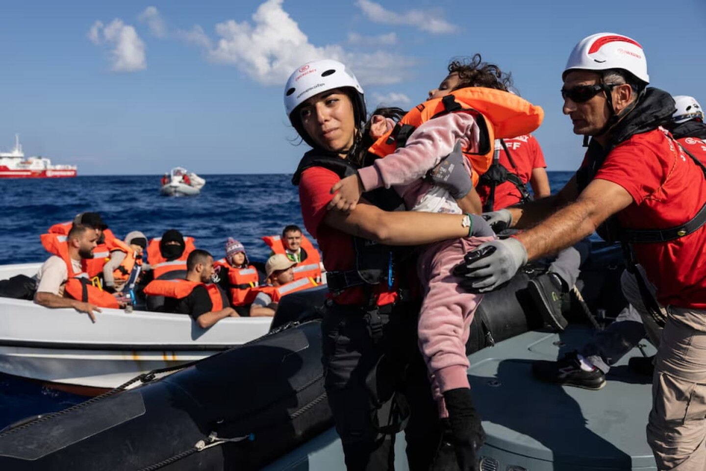 La primera de las tres misiones de rescate que Emergency llevó a cabo durante una semana de navegación por el Mediterráneo. Foto: Stefanie Glinski/The Guardian.org