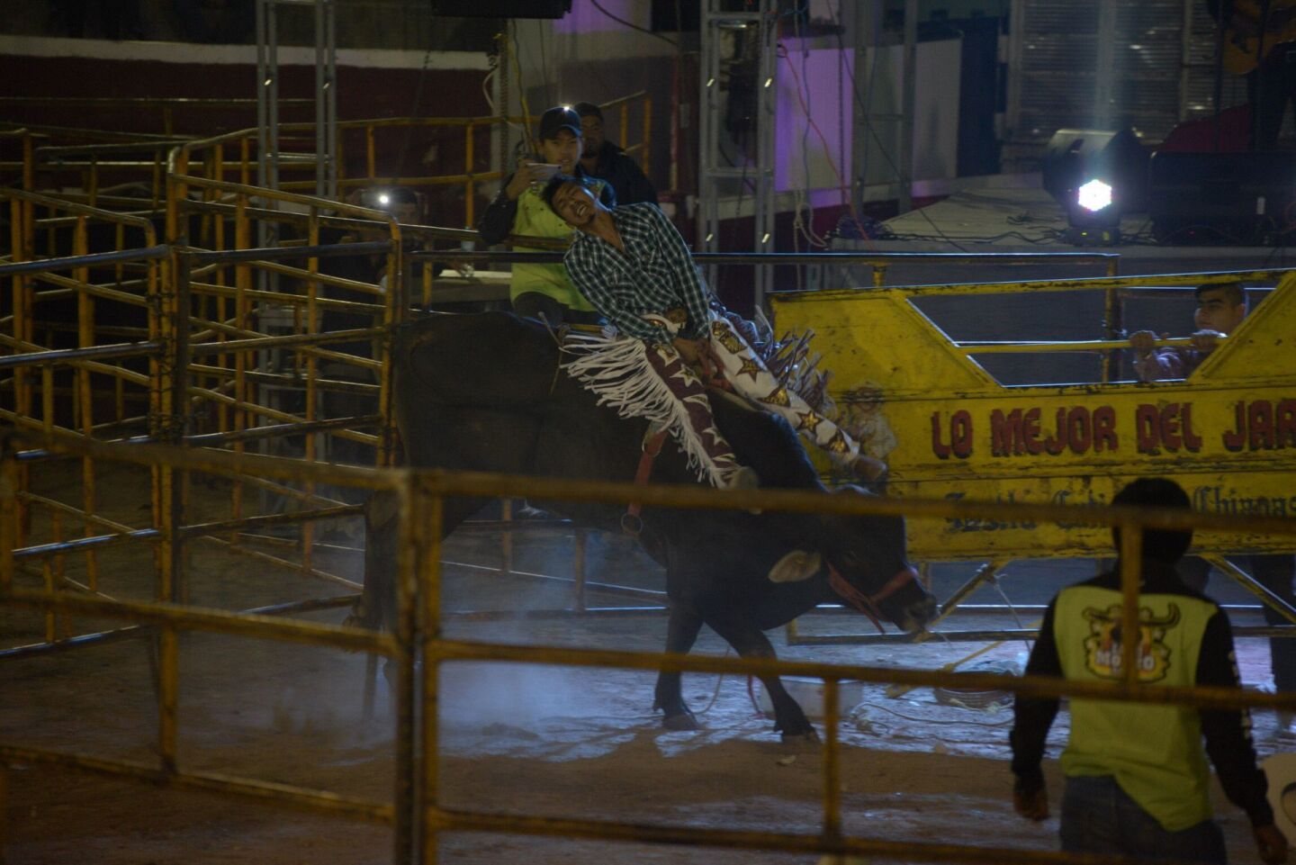 SAN CRISTOBAL, CHIAPAS, 28ABRIL2019.- Se llevo acabo en la plaza de toros La Coleta el tradicional jaripeo a cargo de la compañía Cacho Mocho, la plaza se encontraba desbordada de gente que disfrutó el espectáculo después de más de dos hora que se llevó el dar el acceso. Este fue uno de los eventos más esperados dentro del marco de la Feria de la Primavera y de la Paz 2019. FOTO: ISABEL MATEOS /CUARTOSCURO. COM