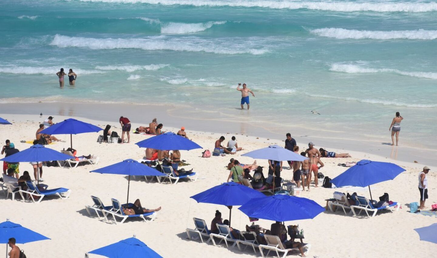 Vacacionistas en playas de Cancún sin restricciones por la pandemia de Coronavirus Covid-19.