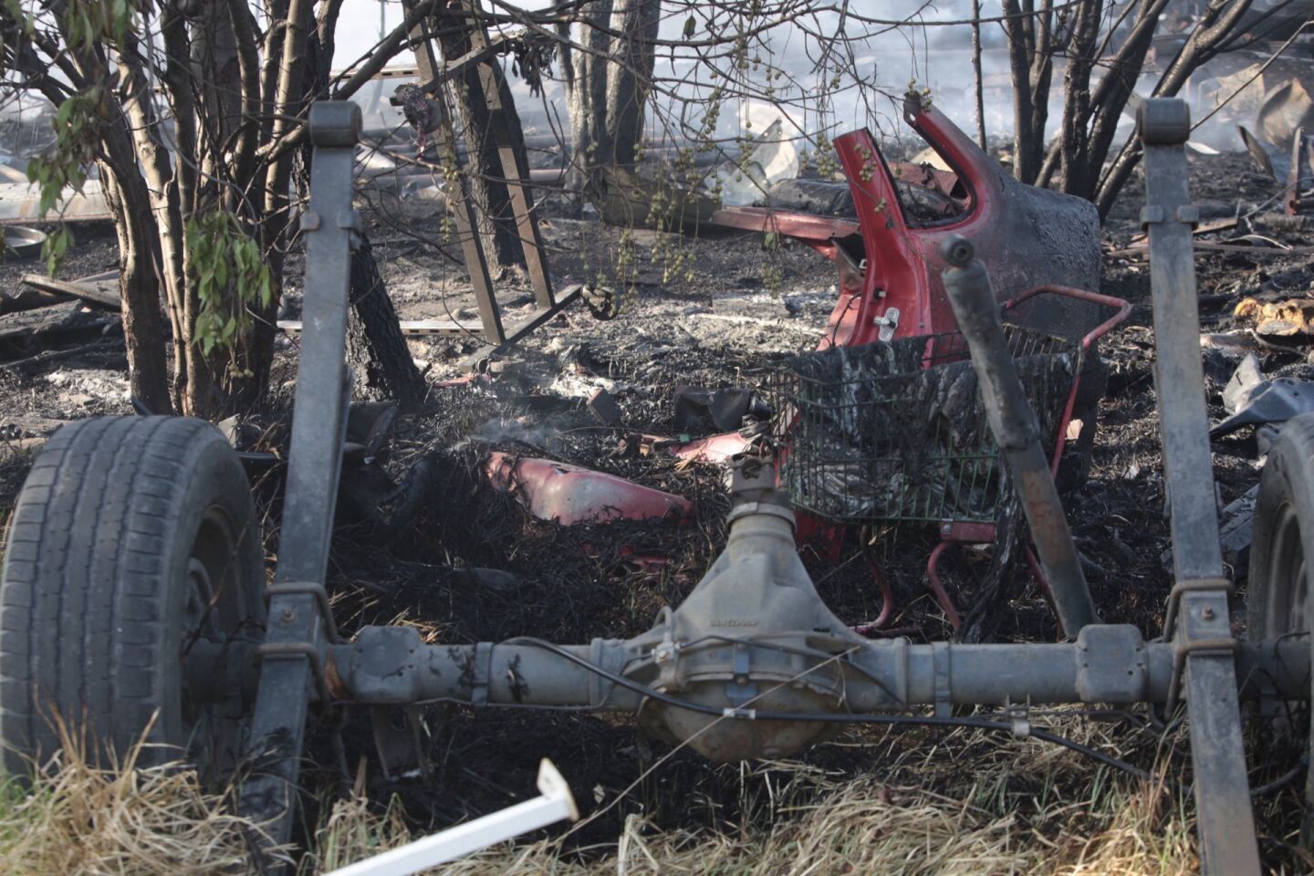TOLUCA, ESTADO DE MÉXICO, 26MARZO2019.- Bomberos de Toluca sofocaron un incendio que se registró en un deshuesadero de automóviles en la delegación de Santa Ana Tlapaltitlán. FOTO: ARTEMIO GUERRA BAZ /CUARTOSCURO.COM