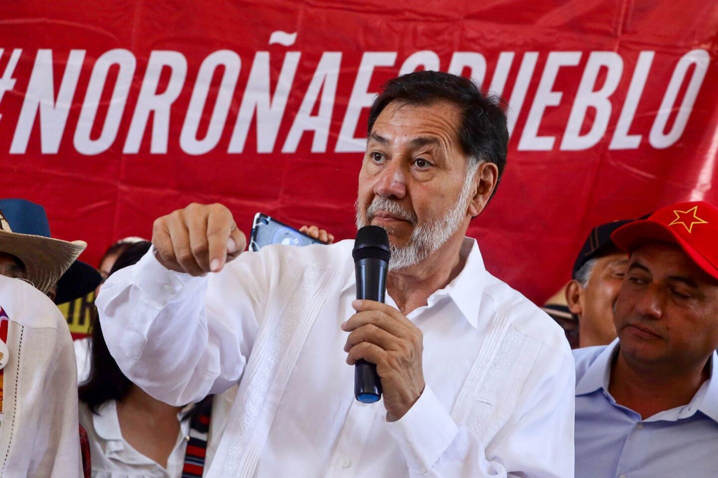 Gerardo Fernández Noroña, aspirante a la candidatura por Morena para la elección presidencial de 2024, arribó al zócalo de la capital de Oaxaca en donde realizó un acercamiento con simpatizantes y militantes del Partido del Trabajo, y una firma de libros.