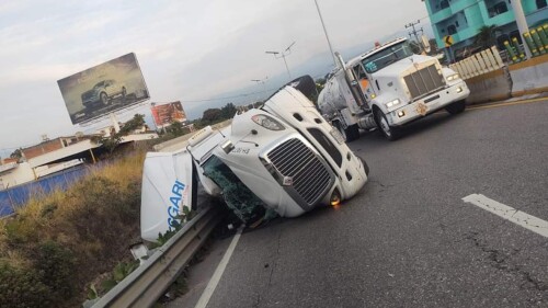 accidente-cuernavaca-acapulco-cierre-por-volcadura-de-trailer
