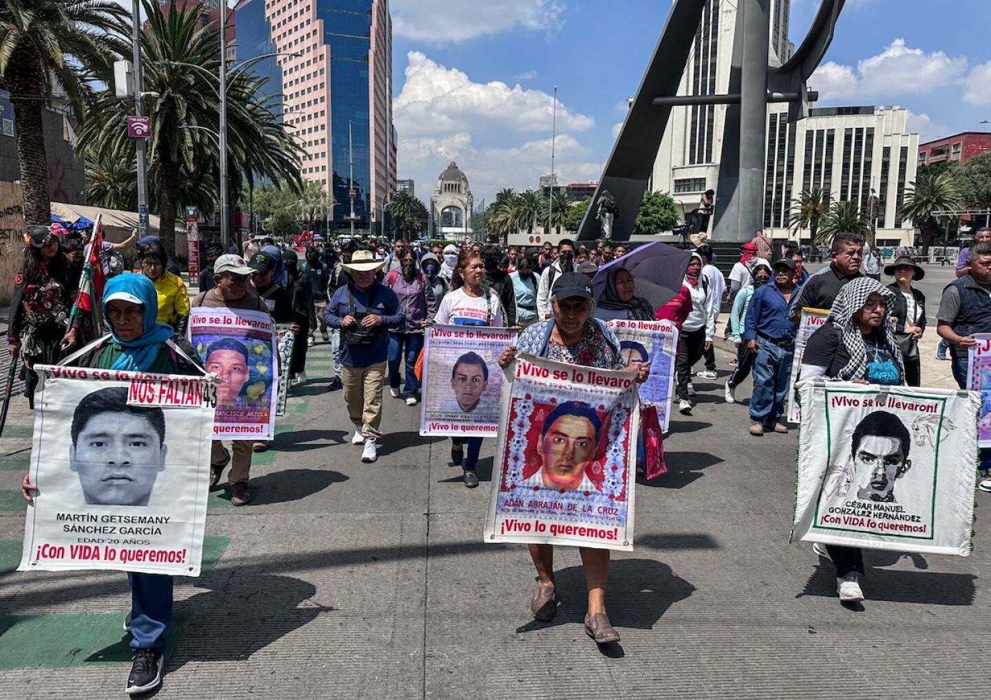 Mítin SRE Padres desaparecidos Ayotzinapa