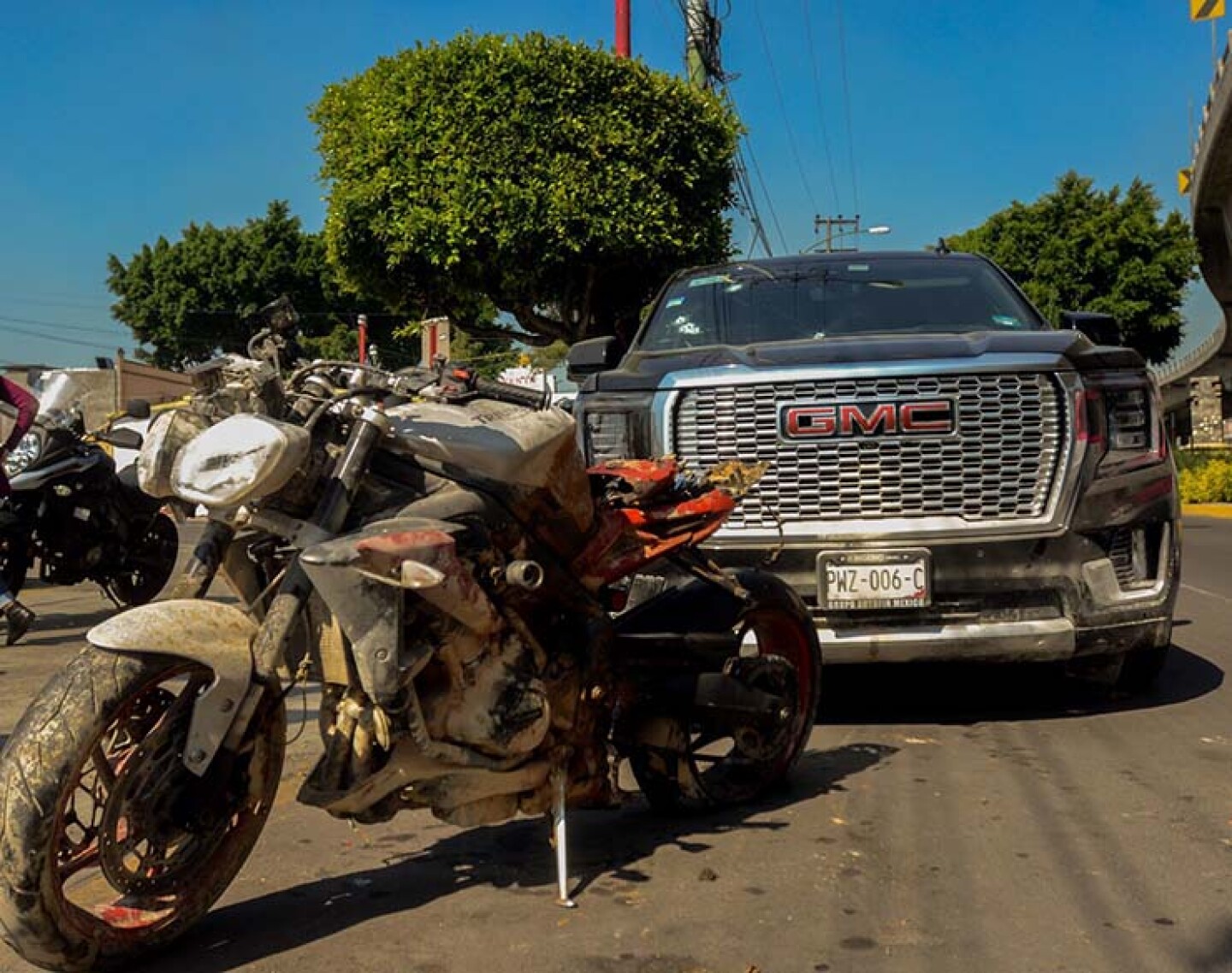 Tras balacera en el circuito interior casi con oceania cuatro sujetos en dos motos balean camioneta de un empresario restaurantero de Cancún, acudieron hasta la terminal 2 para pedir apoyo.