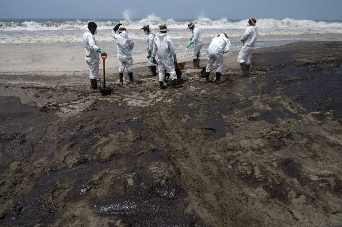 PERU-OIL-SPILL-CLEANUP
