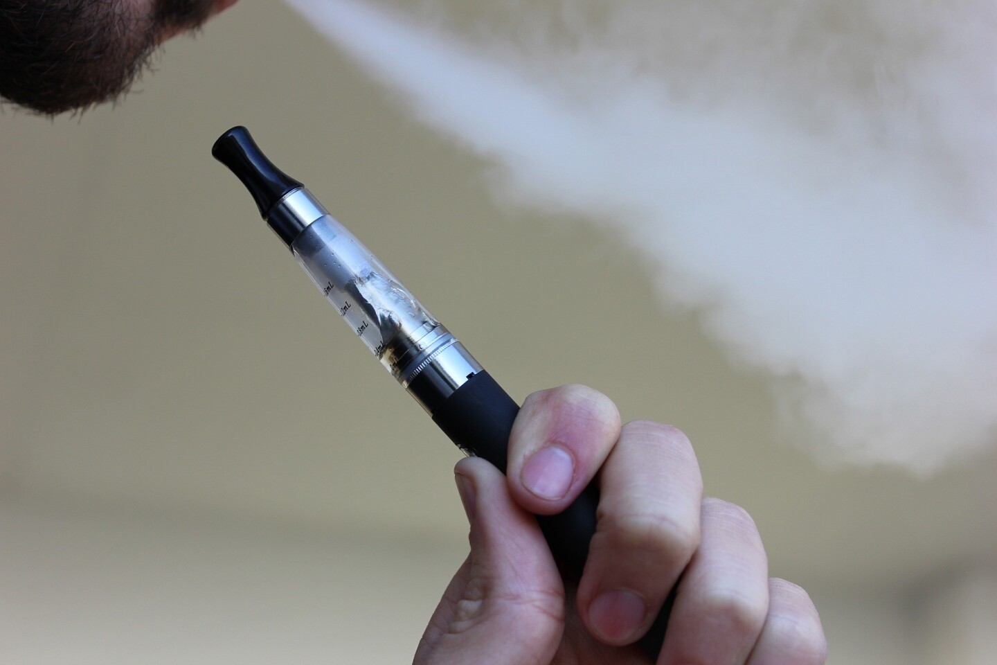 e-cigarette-g0f88e7a54_1920