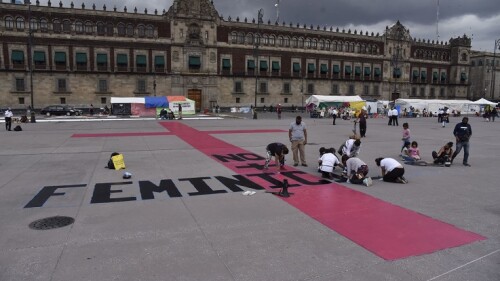 Familiares de víctimas de feminicidio realizaron una pinta en la en la plancha del zócalo capitalino como forma de protesta por la ola de violencia de género que se vive en el país.