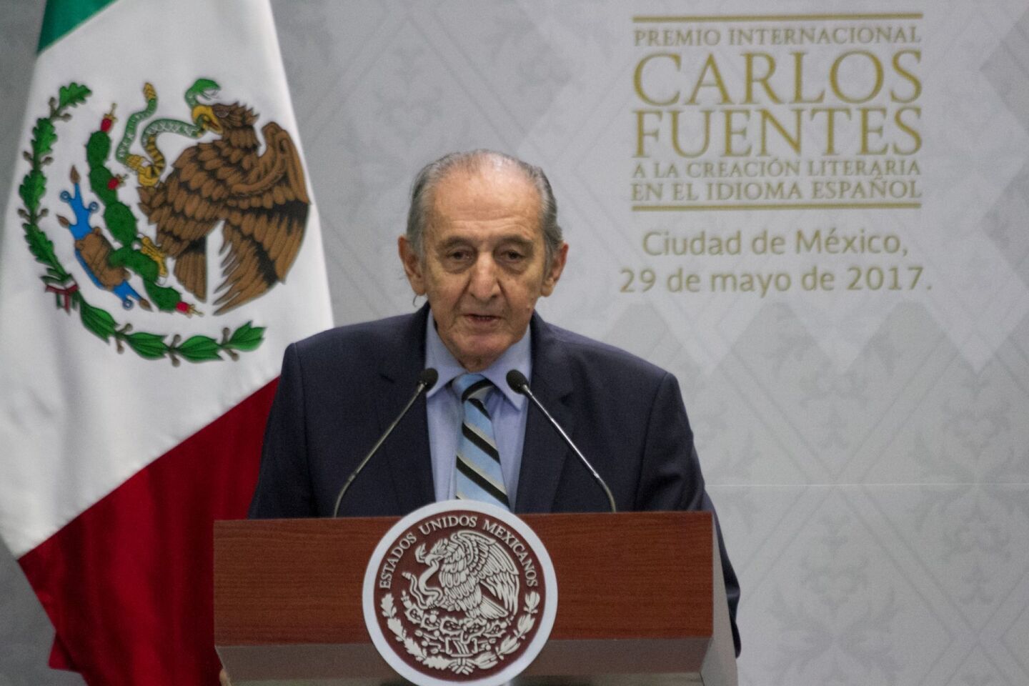 CIUDAD DE MÉXICO, 29MAYO2017.- El poeta Eduardo Lizalde Chávez recibió el premio internacional "Carlos Fuentes" a la creación literaria en el idioma español, en la residencia oficial de Los Pinos. FOTO: MOISÉS PABLO /CUARTOSCURO.COM
