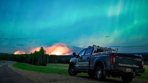 Incendio forestal arde en la Columbia Británica el 11 de mayo de 2024 con la aurora boreal sobre el cielo. Foto Ministerio de Aguas, Tierras y Gestión de RecursosThe Canadian Press vía AP