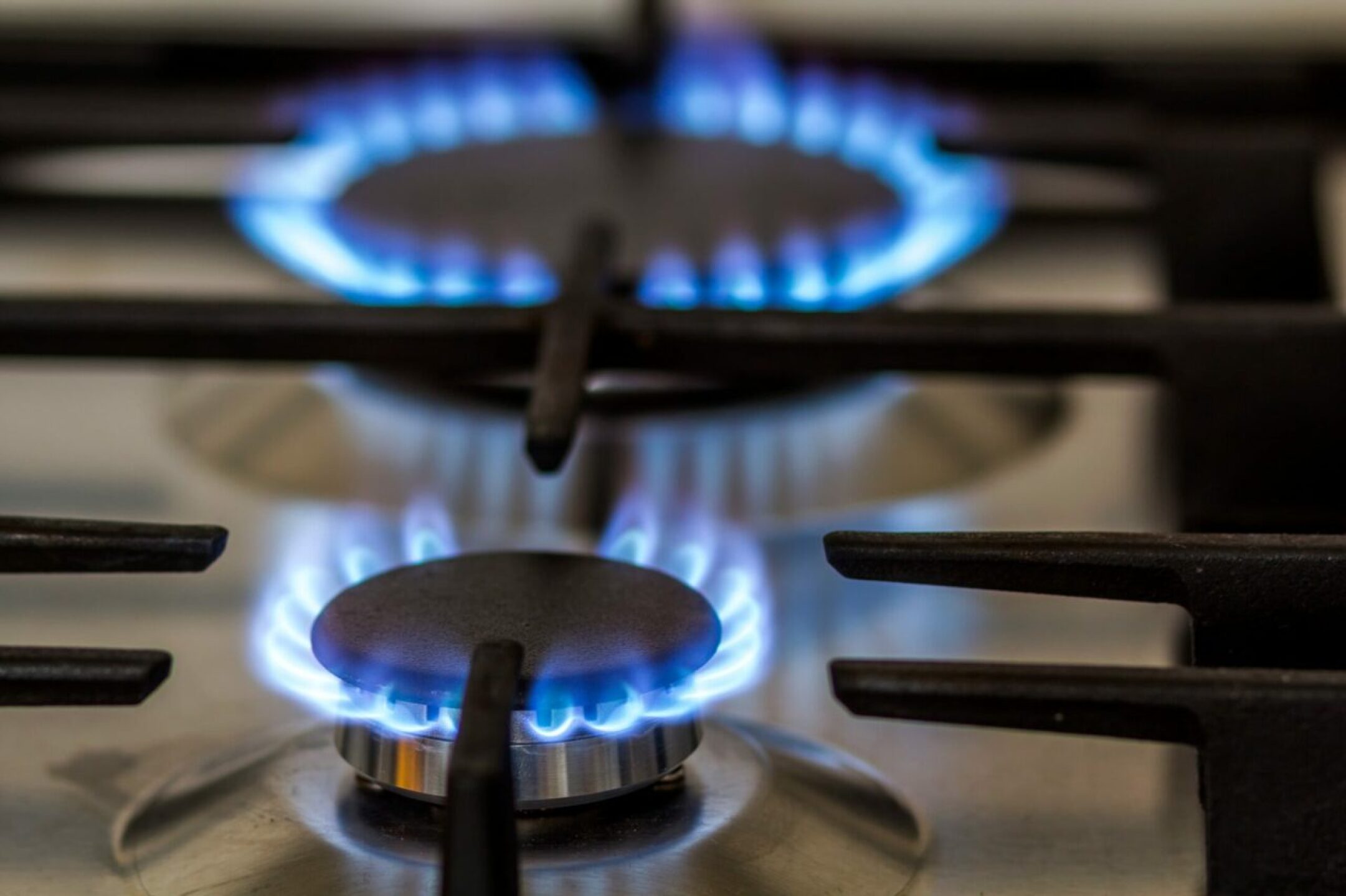 natural-gas-burning-on-kitchen-gas-stove-in-the-da-2022-09-21-18-33-24-utc-1280x853