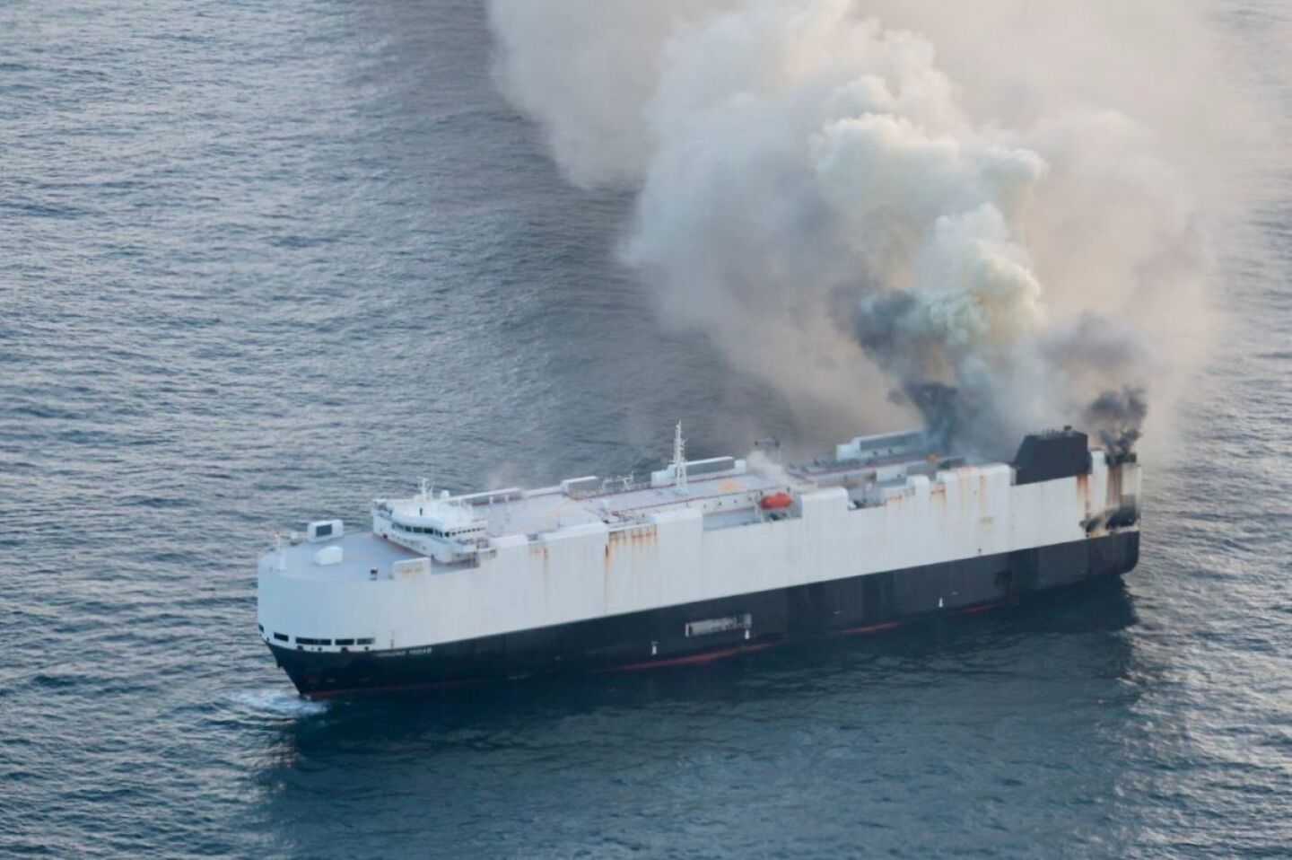 se-hunde-buque-con-3-mil-autos-de-china-rumbo-a-mexico-tras-incendio-en-el-pacifico