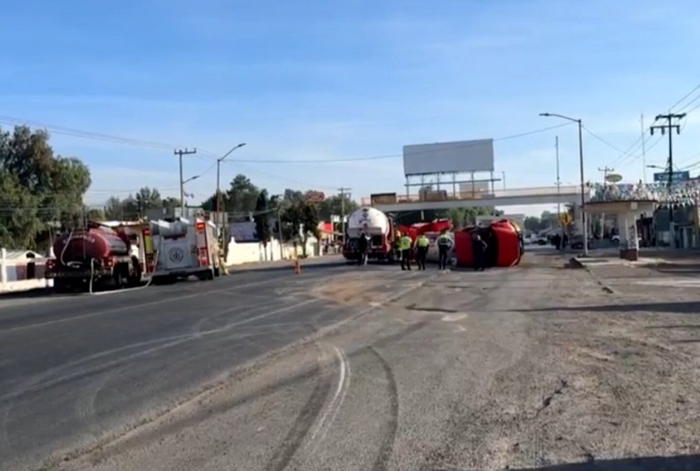 accidente-en-la-mexico-pachuca-pipa-con-gas-vuelca-en-tecamac