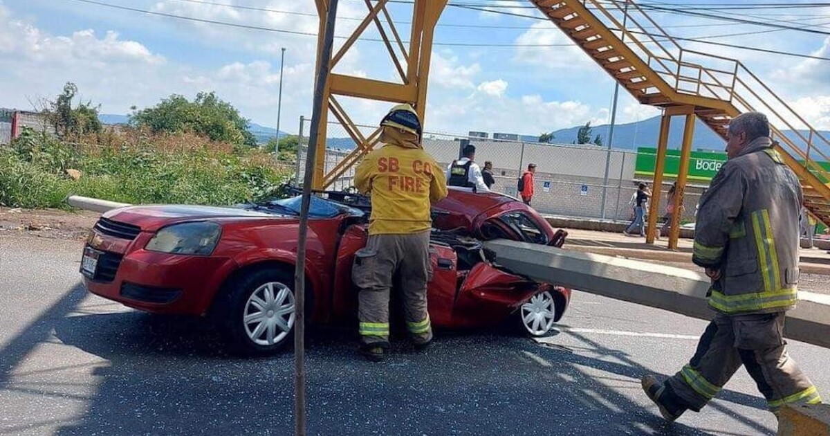 Conductor murió tras caerle poste en el que antes chocó un auto en Morelia