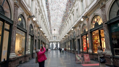 Bélgica permitiría reapertura de comercios en diciembre