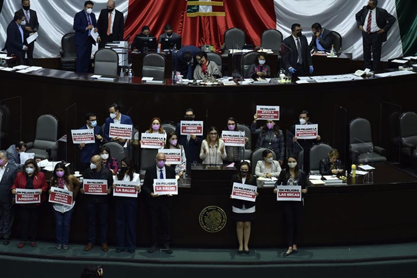 Cecilia Anunciación Patrón, diputada del PAN, e integrantes del mismo grupo parlamentario, protestaron en contra del dictamen de la Comisión de Hacienda y Crédito Público, con proyecto de Decreto por el que se reforman, adicionan y derogan diversas d