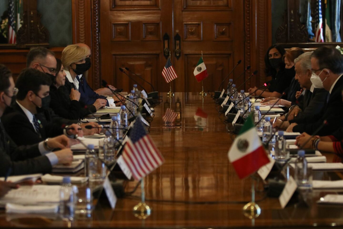 Kamala Harrison, vicepresidenta de los Estados Unidos de América, y Andrés Manuel López Obrador, presidente de México, durante una reunión en el Patio Central de Palacio Nacional
