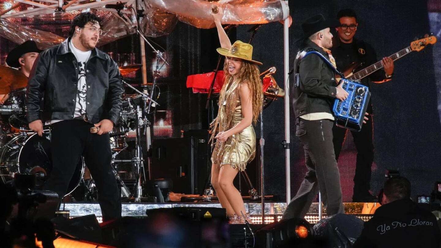shakira grupo frontera estadio gnp.jpg