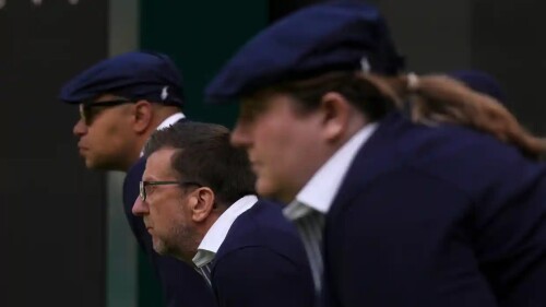 jueces de línea en un partido individual masculino de primera ronda wimbledon londres