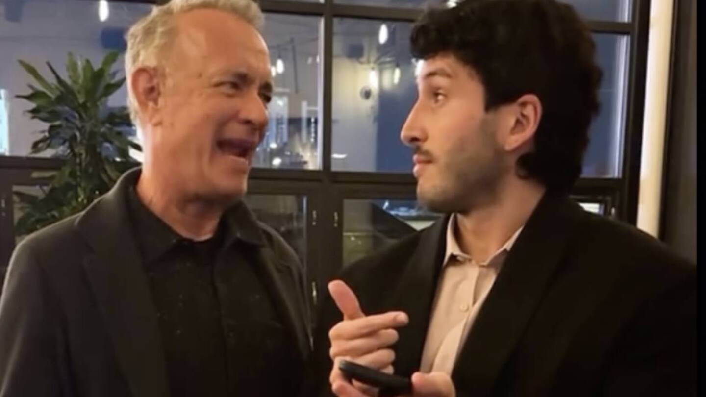 sebastian yatra tom hanks la pelirroja.jpg