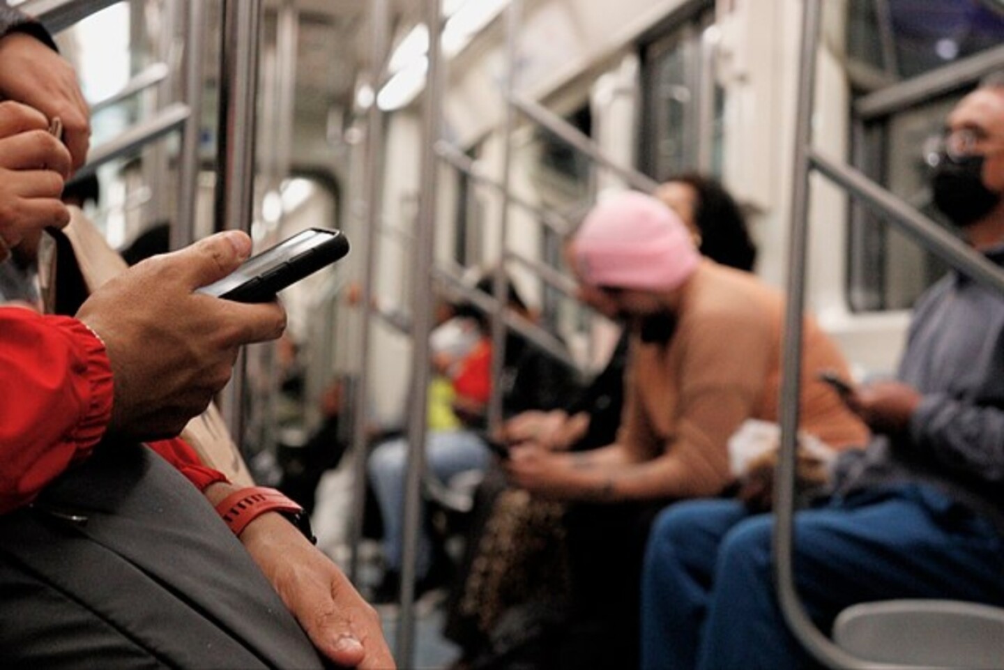 bacterias-dañinas-telefonos-celulares-estudio-heces