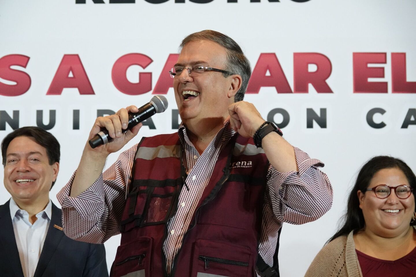 Mario Delgado, Marcelo Ebrard y Citlalli Hernández durante la firma de registro para el proceso de elección de candidato de Morena para el 2024.