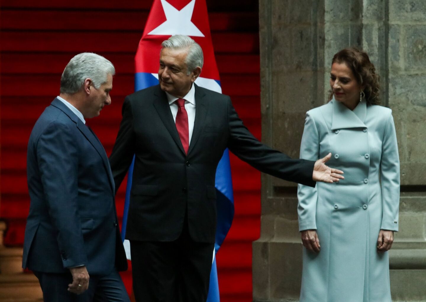 CIUDAD DE MÉXICO, 17OCTUBRE2019.- Miguel Díaz-Canel, presidente de Cuba; Andrés Manuel López Obrador, presidente de México, y Beatriz Gutiérrez Müller, presidenta honoraria de la Coordinación de Memoria Histórica y Cultural de México y primera dama mexicana, durante la ceremonia de bienvenida al mandatario cubano. FOTO: GALO CAÑAS /CUARTOSCURO.COM