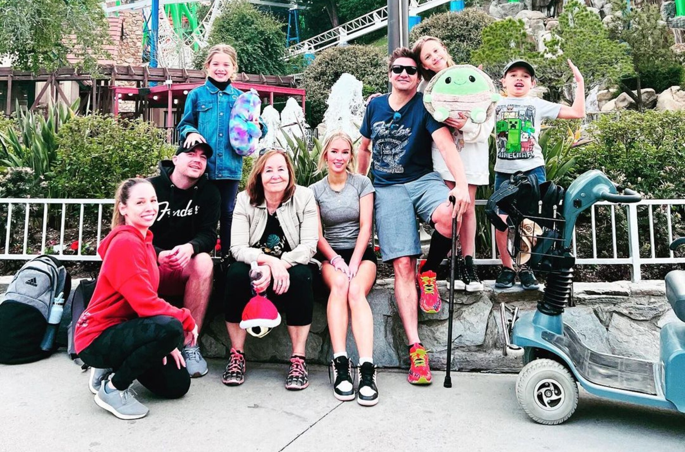 jeremy-renner-six-flags