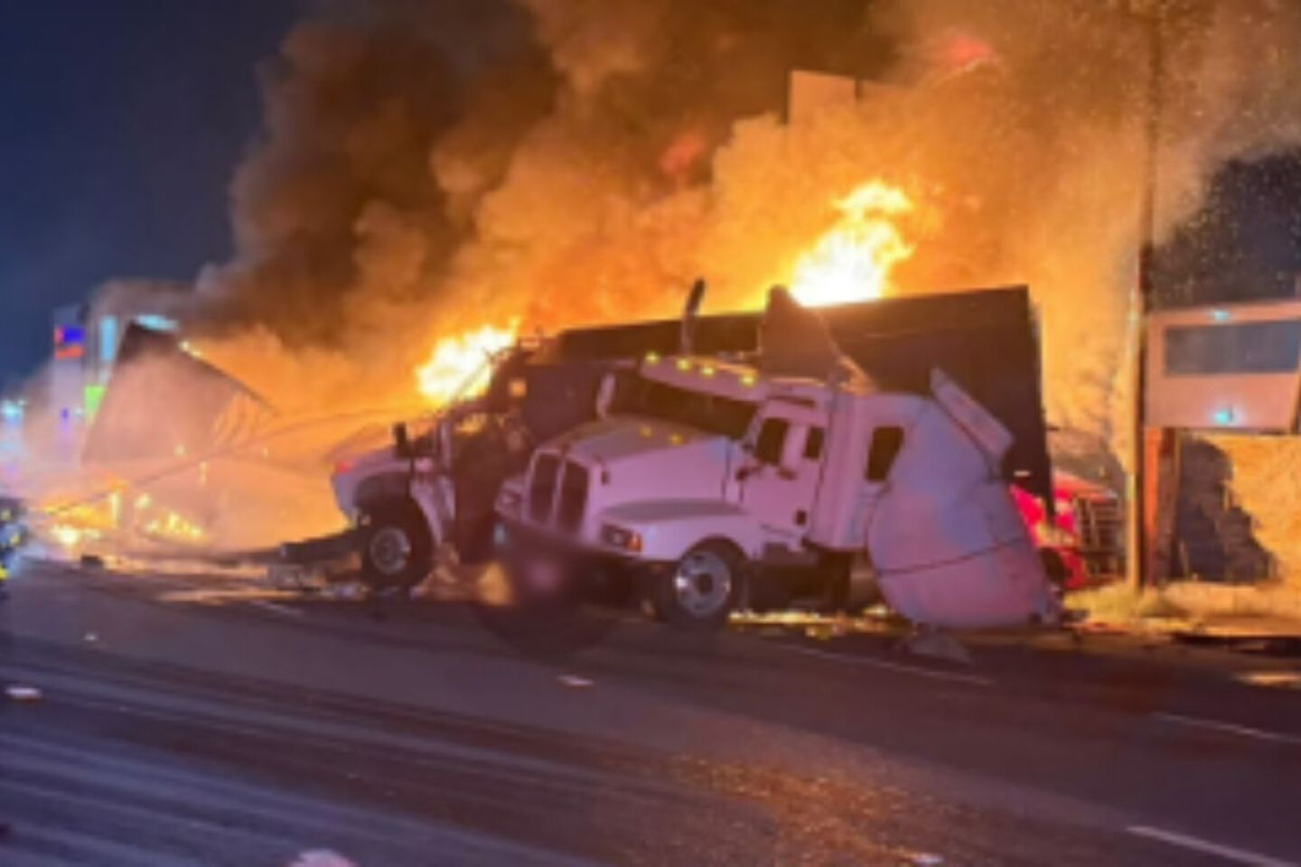 Paro nacional de transportistas 27 de octubre tráiler se estrella contra bloqueo en la México-Toluca y deja heridos leves