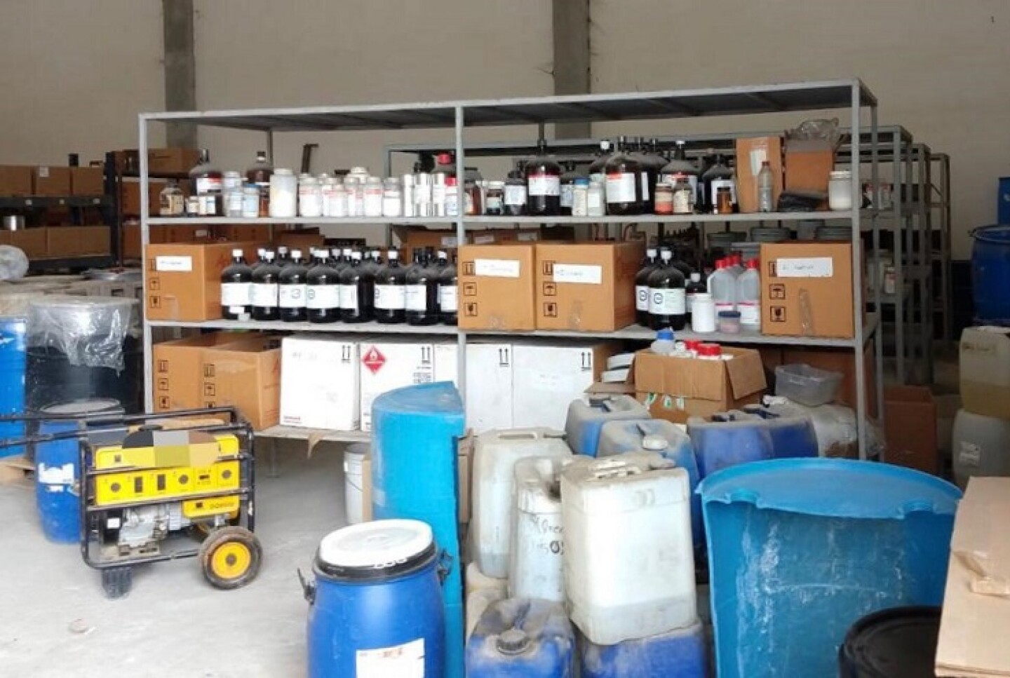 MONTERREY, NUEVO LEÓN, 16JUNIO2019.- Al cumplimentar una orden de cateo en dos inmuebles ubicados en el municipio de García, Nuevo León, elementos de la Fiscalía General de la República (FGR) aseguraron una bodega probablemente utilizada como laboratorio para la elaboración de la droga sintética conocida como fentanilo. En seguimiento a una investigación, el Ministerio Público Federal (MPF) solicitó y obtuvo del Juez de Distrito Especializado en el Sistema Penal Acusatorio del Centro de Justicia Penal Federal, con sede en Nuevo León, el mandamiento que fue cumplimentado por elementos de la Policía Federal Ministerial (PFM) y peritos especializados, en dos domicilios ubicados en la colonia Parque Industrial Ciudad Mitras y Pedregal La Silla. En el primer inmueble, los agentes de la Fiscalía General de la República localizaron un área de laboratorio con instrumentos, maquinaria, sustancias químicas, una barra, cuadernos con anotaciones en la materia y un refrigerador, así como otros espacios donde se ubicaban tambos, cajas, frascos y anaqueles.FOTO: FGR /CUARTOSCURO.COM