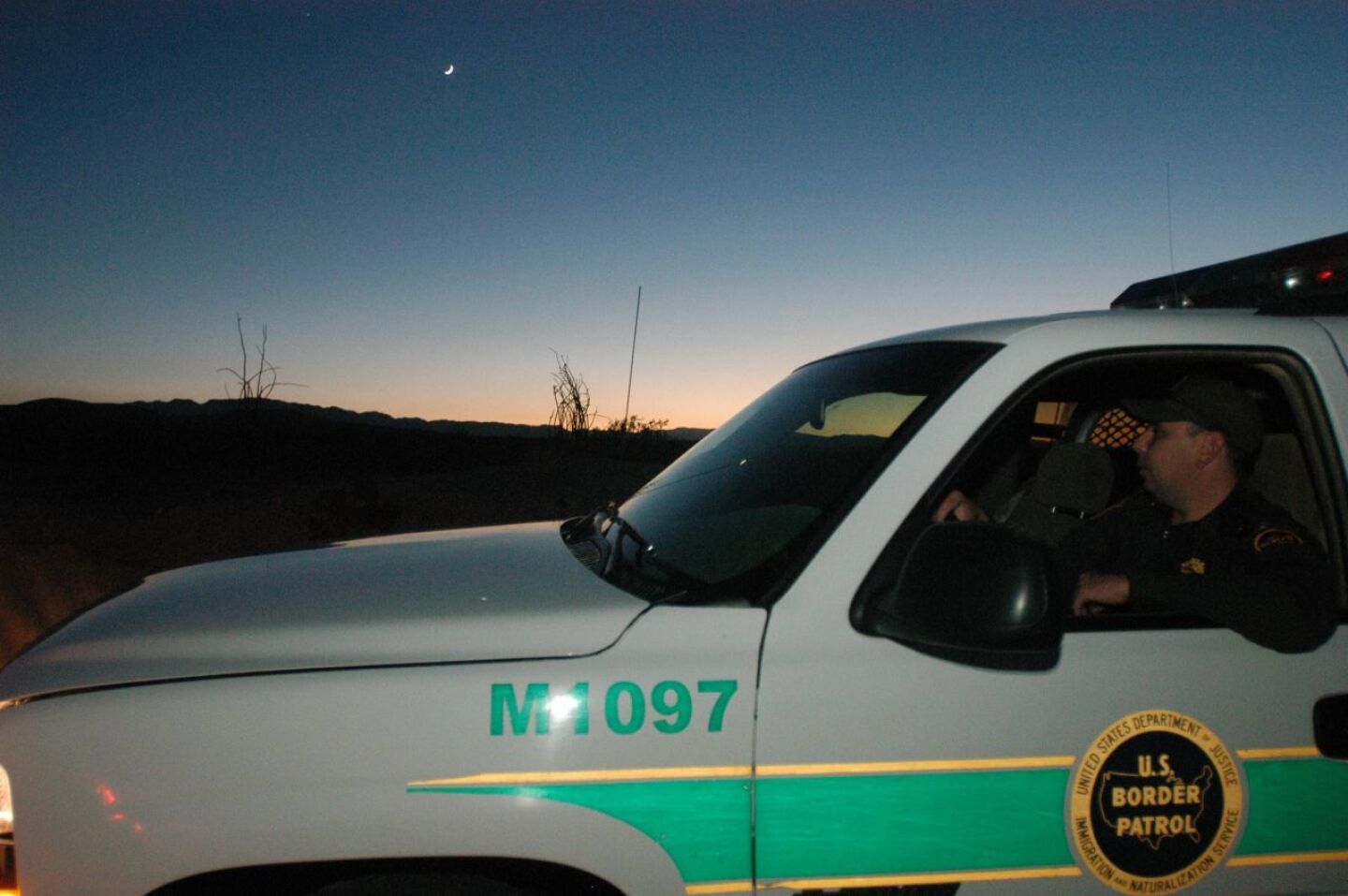 DESIERTO DE YUHA CALIFORNIA 19MAYO2006.-En la frontera de Calexico California con Mexicali Baja California, elementos de la Patrulla Fronteriza, continúan con la vigilancia día y noche, para evitar el cruce de migrantes por esta zona. FOTO: Alejandro Santos Meléndez/CUARTOSCURO.COM