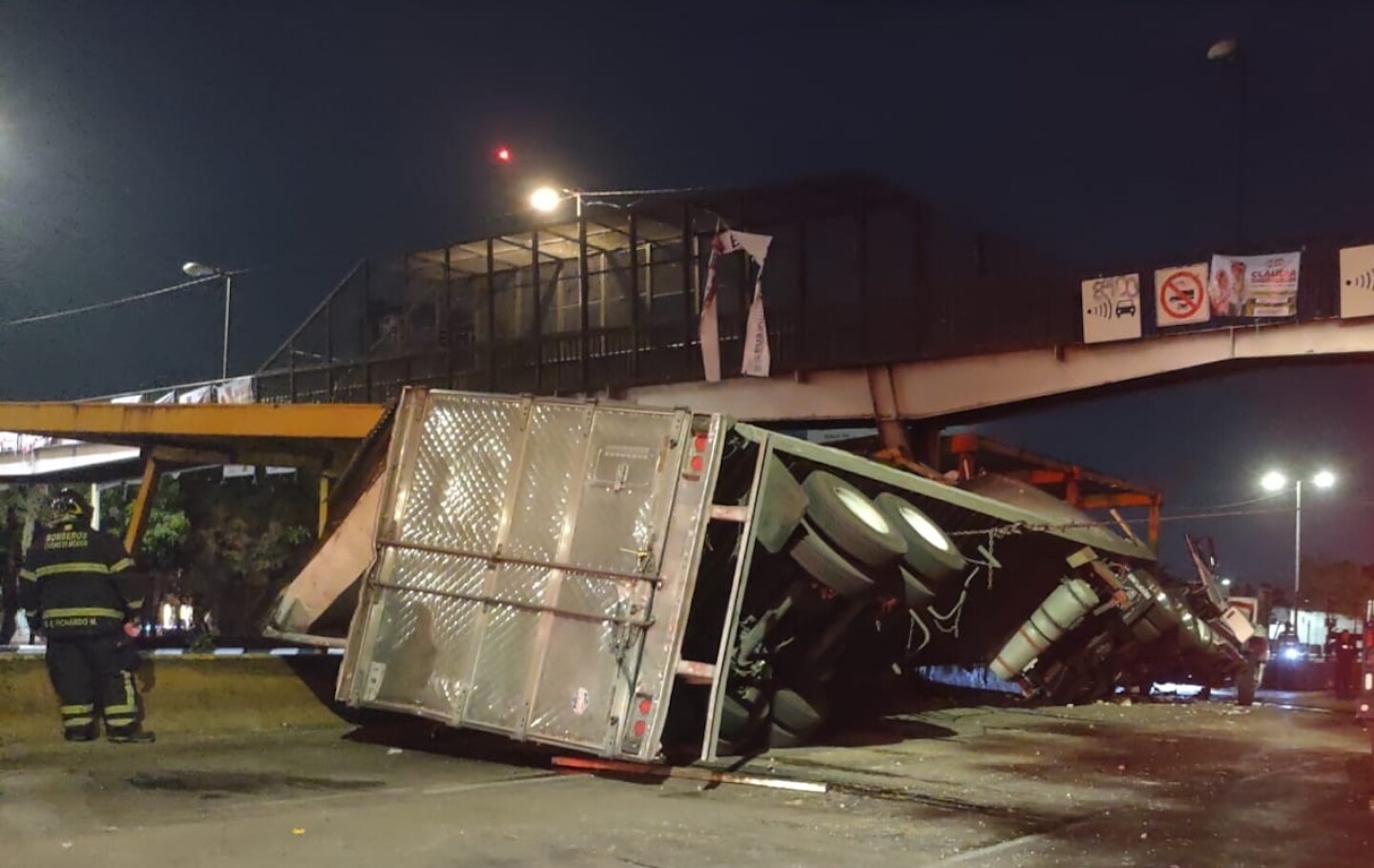 accidente-en-circuito-interior-hoy-trailer-choca-entre-el-metro-oceania-y-aragon