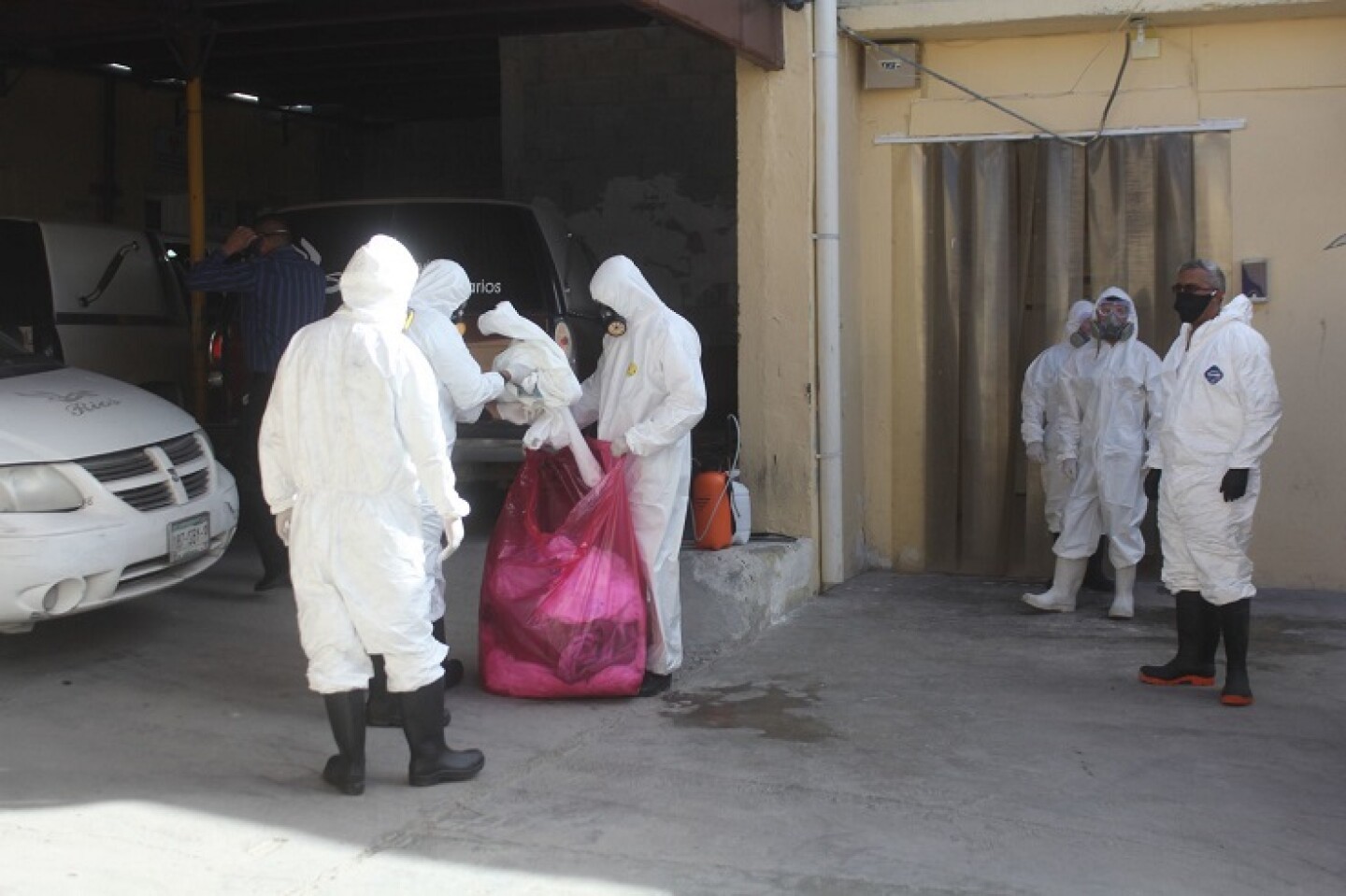 Trabajadores extreman precauciones para trasladar a un paciente que murió de "neumonía atípica", trabajadores de varias clínicas señalan que es difícil saber si la muerte fue por Covid-19 ya que no tiene las pruebas necesarias para confirmar los cas