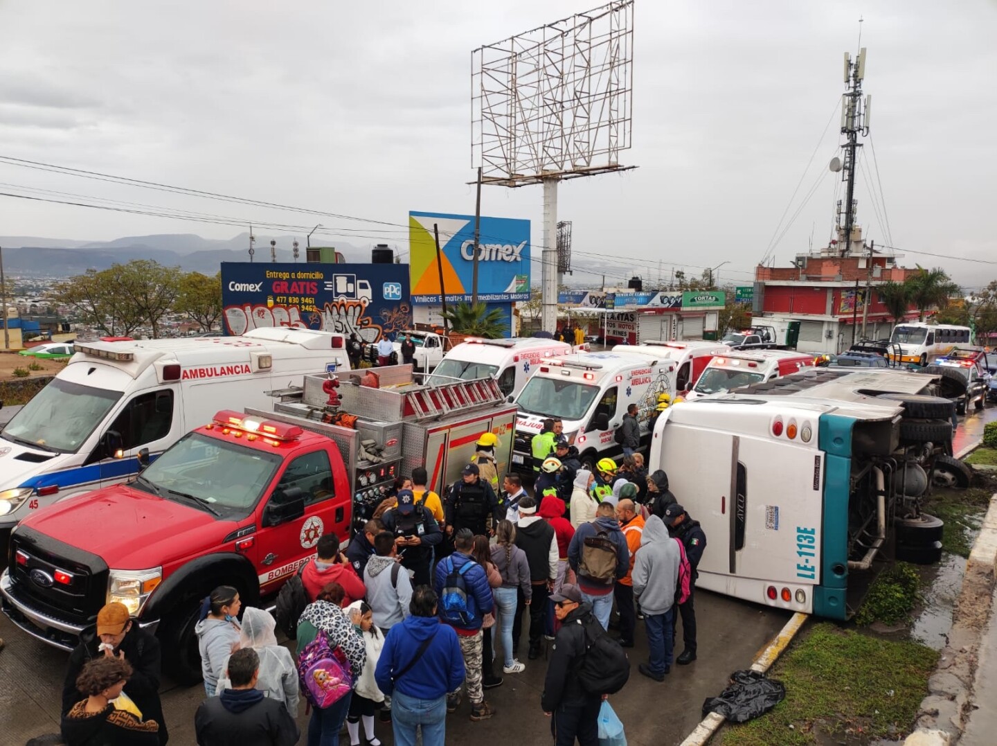 accidente-leon-gto-camion-vuelca-en-bulevar-san-juan-bosco