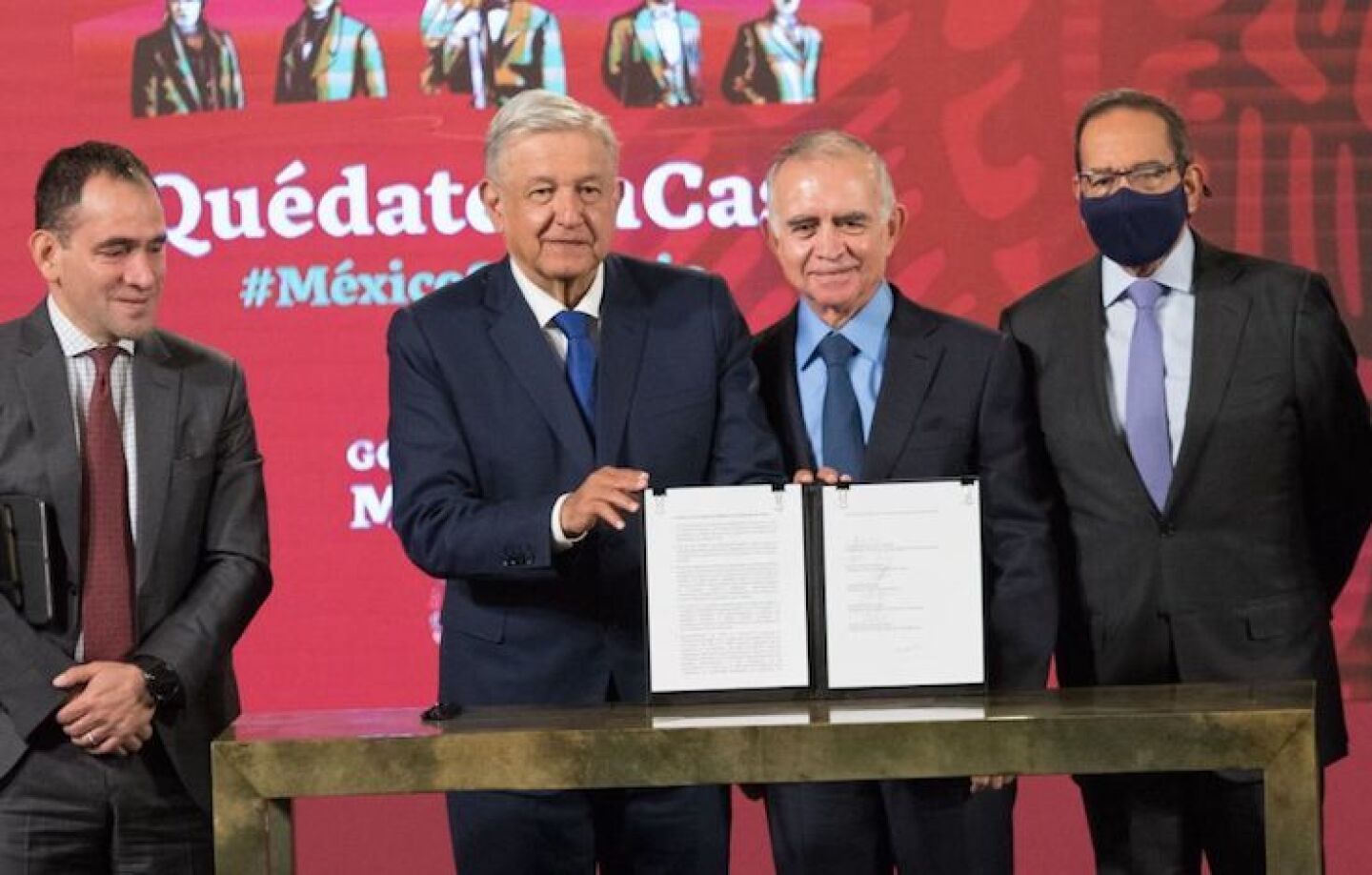 Firma del Convenio de Reactivación Económica entre el Presidente Andrés Manuel López Obrador y el sector privado, esto en el salón Tesorería del Palacio Nacional.